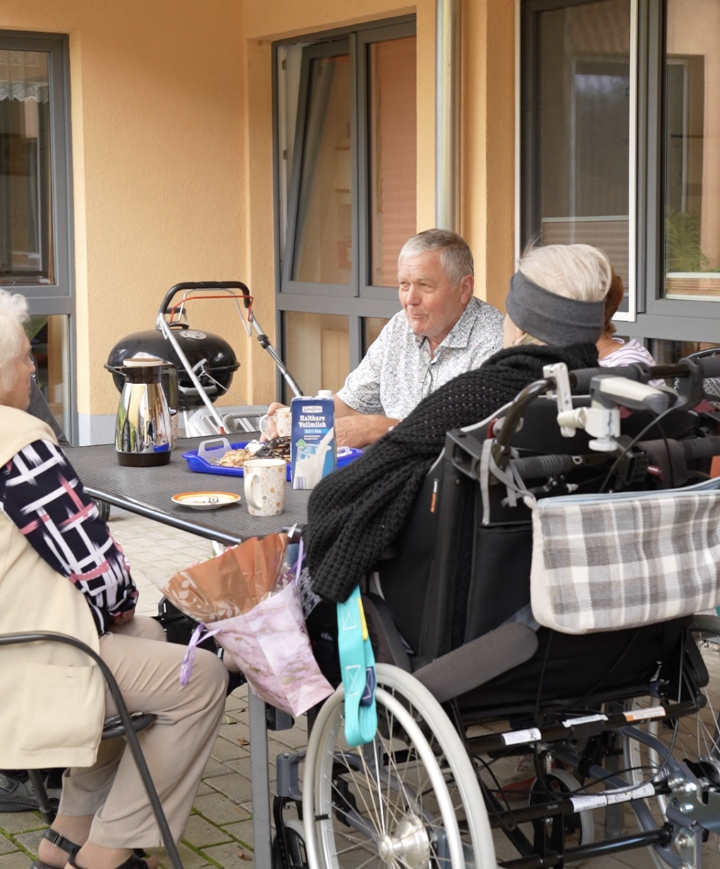 Kaffeerunde auf der Terrasse vor dem Haus
